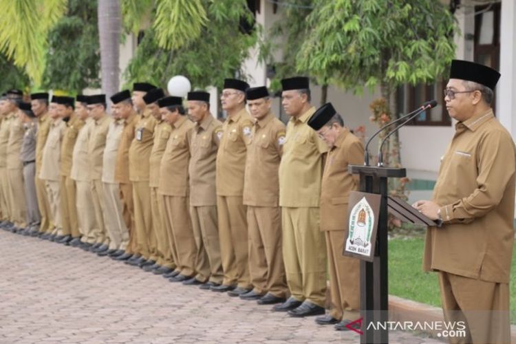 Bupati Aceh Barat H Ramli MS memimpin apel perdana usai libur Hari Raya Idul Fitri yang dipusatkan di halaman belakang kantor bupati setempat di Meulaboh, Senin (10/6/2019)