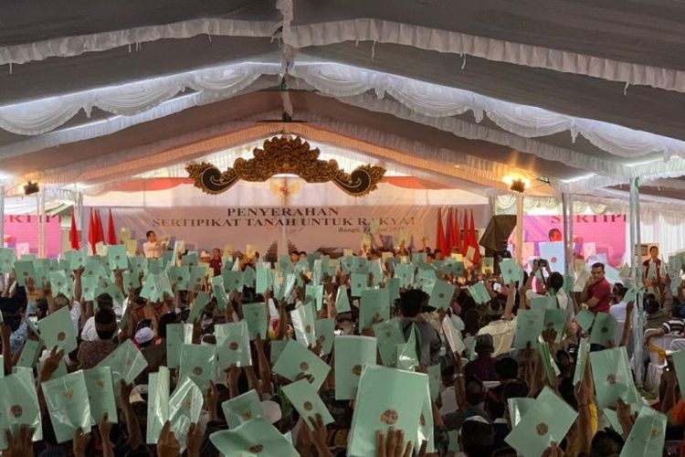 Jokowi serahkan sertifikat tanah untuk rakyat di Bangli, Bali, Jumat (14/6/2019)