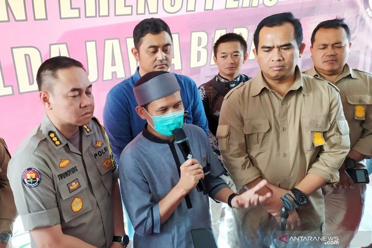 Tersangka kasus penyebaran hoaks, Rahmat Baequni saat menjalani pemeriksaan di Mapolda Jawa Barat, Jalan Soekarno Hatta, Kota Bandung, Jumat (21/6/2019). 