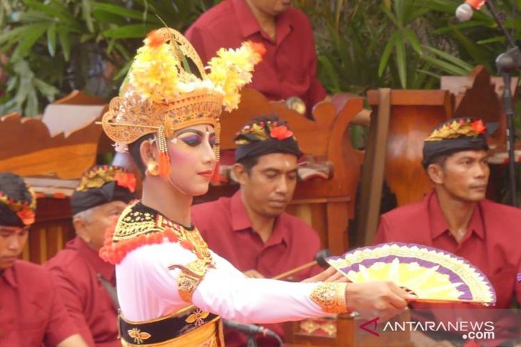 Penampilan Tari Gandrung yang dibawakan Sekaa Smara Ratih dalam Pesta Kesenian Bali 2019 