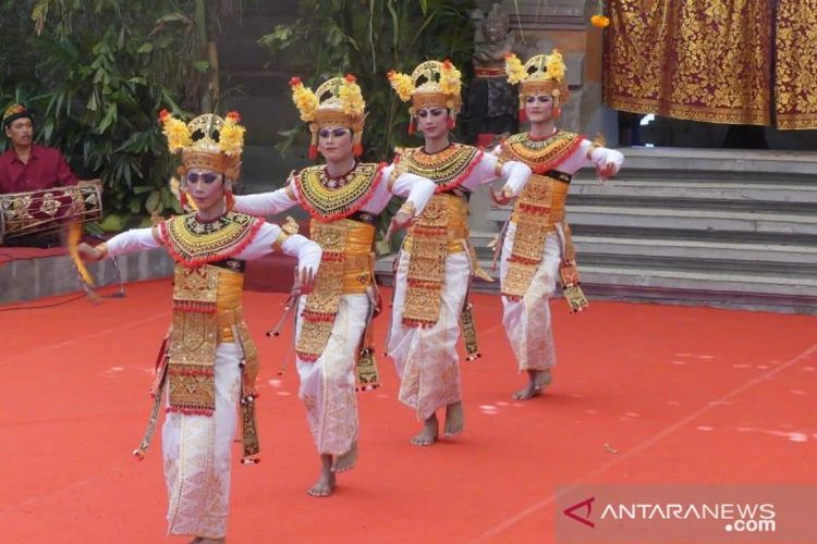 Penampilan Tari Gandrung yang dibawakan Sekaa Smara Ratih dalam Pesta Kesenian Bali 2019