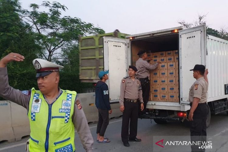 Anggota Polsek Gunung Putri Polres Bogor, Jawa Barat melakukan pemeriksaan sejumlah kendaraan mengarah ke Jakarta di Gerbang Tol Gunung Putri, Kamis (27/6/2019). 