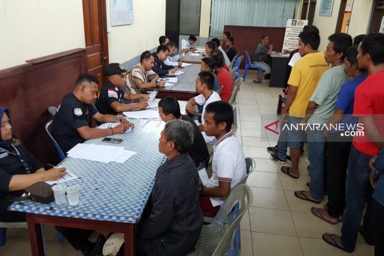 Petugas Imigrasi Nunukan mendata WNI ilegal yang baru tiba di Pelabuhan Tunon Taka Kabupaten Nunukan, Kamis (27/6/2019)