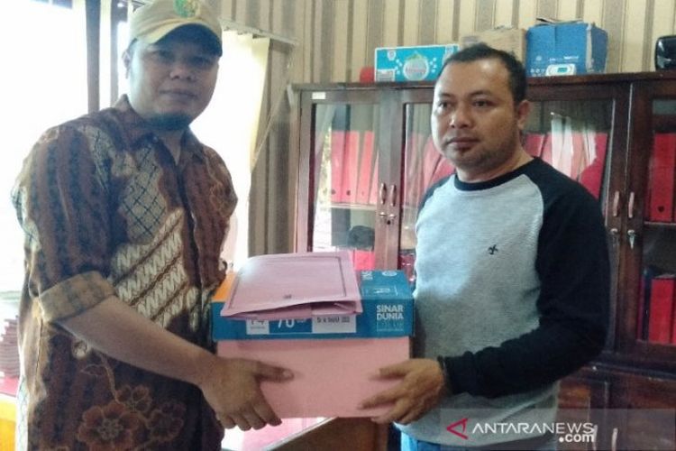 Penyerahan berkas OTT oknum kepala sekolah SMPN dari pihak Kejari (kanan) kepada pihak Inspektorat (kiri) di Palangka Raya, Minggu (30/6/2019