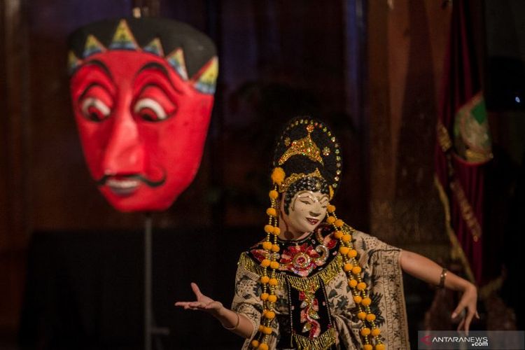 Penari Sanggar Purwa Kencana Cirebon menampilkan Tari Topeng pada acara Solo International Mask Festival 2019 di Balaikota, Solo, Jawa Tengah, Jumat (5/7/2019). Pertunjukan yang berlangsung 5-6 Juli tersebut sebagai upaya melestarikan kesenian tradisional Tari Topeng