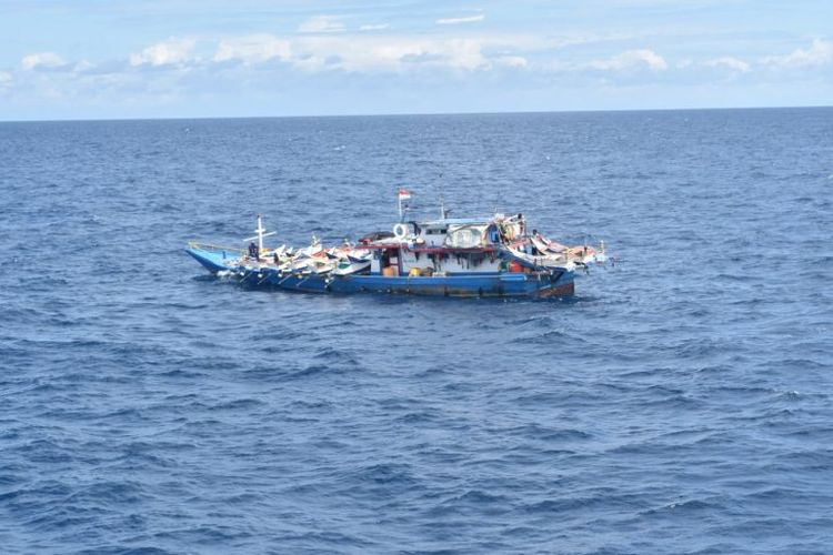 Kapal ikan Indonesia yang ditangkap karena diduga mempekerjakan warga negara asing. 