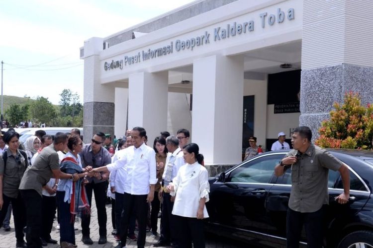 Presiden Joko Widodo bersama Ibu Negara Iriana Joko Widodo melanjutkan kegiatan kerja di Provinsi Sumatera Utara dengan menyambangi Taman Bumi (Geopark) Kaldera Toba di Desa Sigulatti, Kabupaten Samosir, Rabu (3/7/2019.