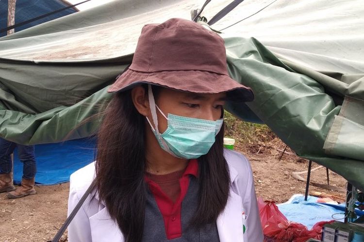 Rizki, dokter yang memeriksa kesehatan para personel  satuan tugas kebakaran hutan dan lahan di Kabupaten Indragiri Hilir, Riau.