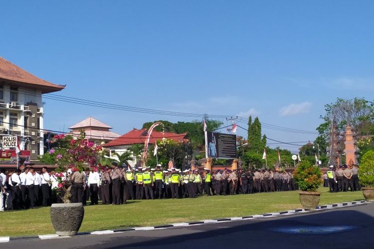 Usai apel kesiapan pengamanan Kongres V PDIP, anggota Kepolisian Polda Bali, melakukan koordinasi sesuai dengan tugas masing - masing, bertempat di halaman Polda Bali, Rabu (7/8).