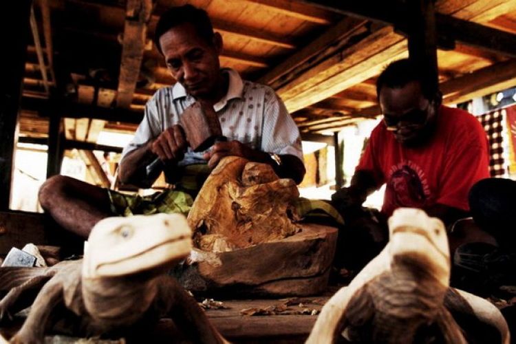 Abdurahman (52, kiri), bersama rekannya menyelesaikan pembuatan patung Komodo di Desa Komodo, Kecamatan Komdo, Manggarai Barat, NTT, Selasa ( 15/12). Mata pencaharian penduduk Desa Komodo adalah nelayan dan pembuat kerajinan patung Komodo, yang pemasarannya bergantung pada pengunjung Pulau Komodo baik warga asing maupun domestik.