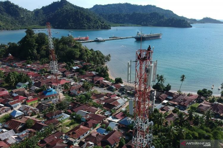 Ilustrasi - Teknisi memperbaiki perangkat di Base Transceiver Station (BTS) salah satu provider seluler untuk sinyal yang lebih baik, di Bungus Teluk Kabung, Padang, Sumatera Barat, Senin (12/8/2019)