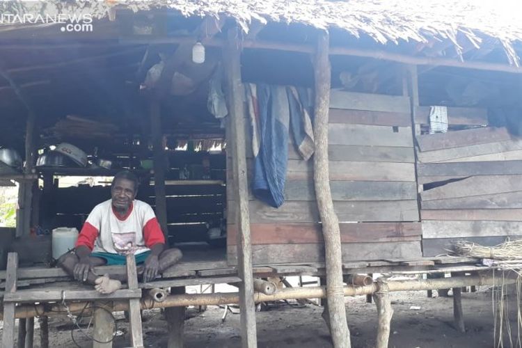 Benediktus Mbari, tokoh penting dibalik penyelamatan Kopral Margono pada tahun 1961 silam. Mbari masih tinggal di sebuah rumah reot di Kampung Webi, Distrik Rasie, Teluk Wondama 