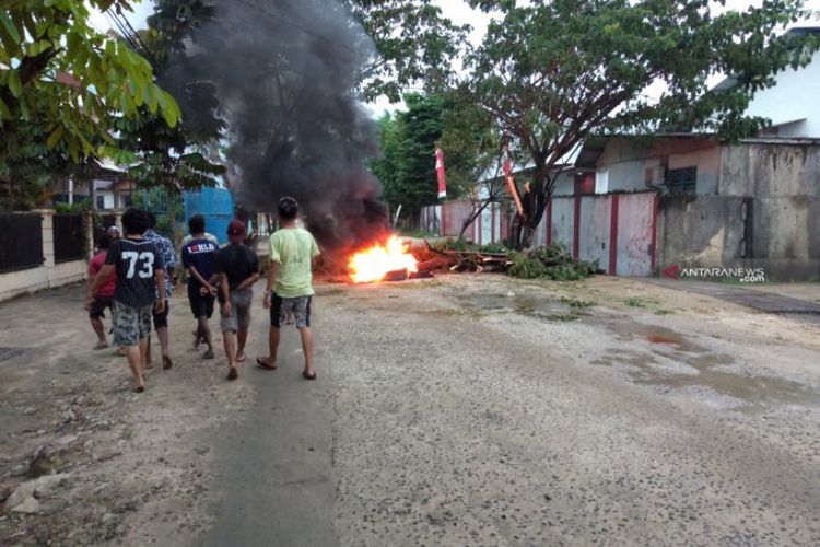 Jalan Arteri kelurahan Malanu Sorong yang diblokade warga Selasa sore.