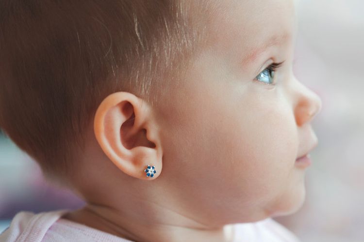 Ilustrasi bayi dengan telinga ditindik