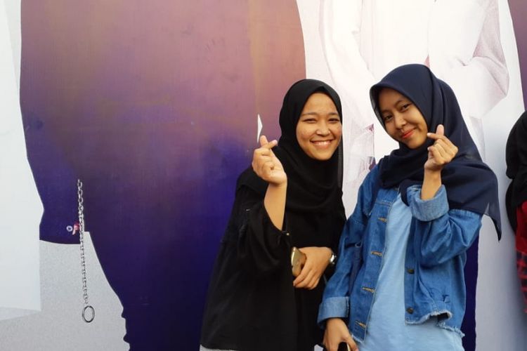 Meyda dan Hani, dua mahasiswi BSI Cikampek, Jawa Barat, berharap dapat menonton konser iKON, yang digelar di Tennis Indoor Senayan, Jakarta, Minggu (18/11/2018).