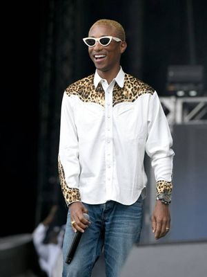 Pharrell Williams dengan arloji RM 25-01