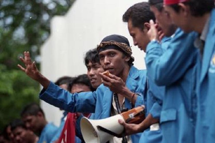 Demo-demo mahasiswa marak menyambut Sidang Istimewa MPR 1998. Gambar demo mahasiswa Universitas Kristen Indonesia UKI di Kampusnya di Cawang Jakarta Timur. Tuntutan mereka pada pokoknya mereka tidak puas dengan pemerintahan Orba dibawah kepemimpinan Presiden Soeharto. Gambar tokoh mahasiswa UKI yang juga tokoh Forum Kota, Adian Napitupulu, tengah melakukan orasi. 