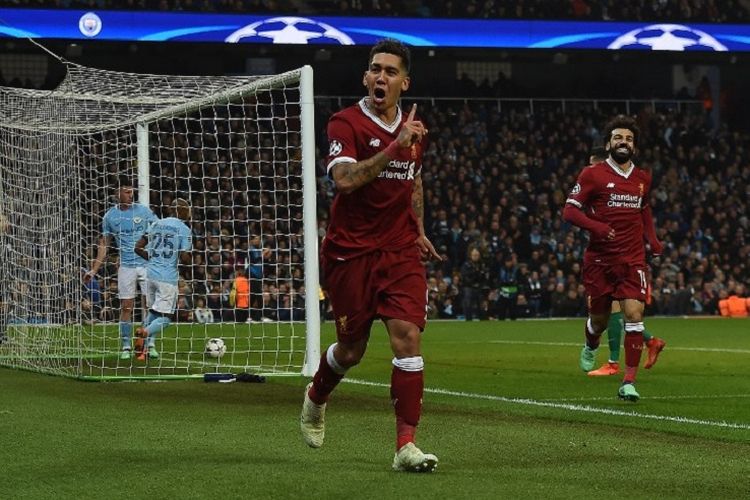 Roberto Firmino dan Mohamed Salah merayakan gol kemenangan Liverpool atas Manchester City pada perempat final Liga Champions di Stadion Etihad, Selasa (10/4/2018). 