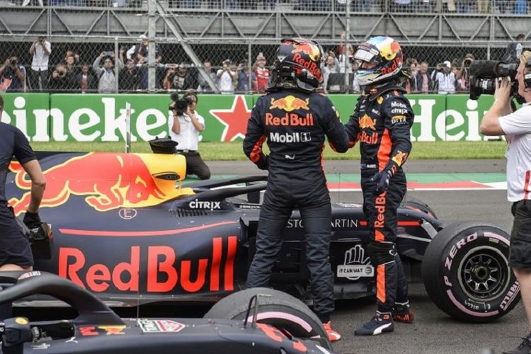Dua pebalap Red Bull, Daniel Ricciardo (kanan) dan Max Verstappen merayakan keberhasilan start terdepan di GP Mexico di Sirkuit Hermanos Rodriguez, 27 Oktober 2018. 