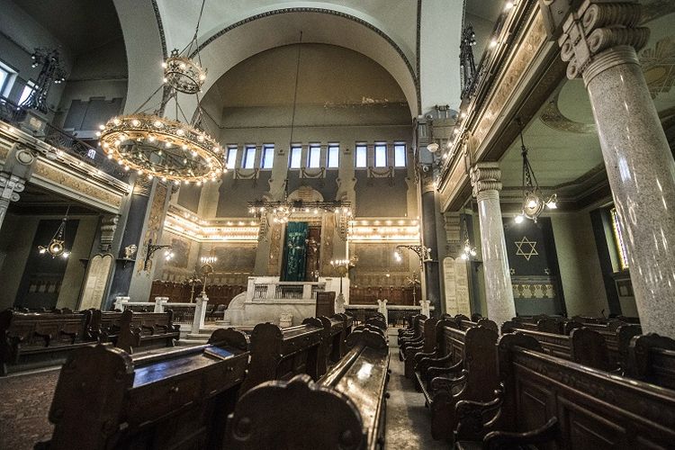 Beginilah situasi di dalam sinagoga Shaar Hashamayim di Kairo, Mesir. Sinagoga ini adalah salah satu peninggalan budaya Yahudi di Mesir.