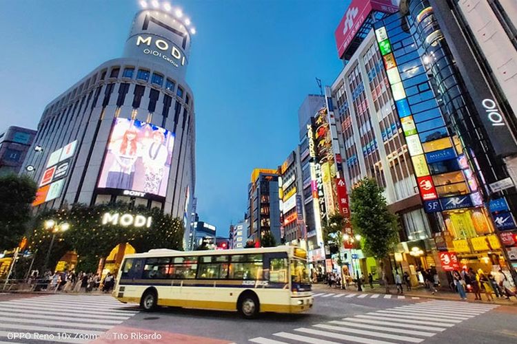 Cahaya dari lampu kendaraan dan bangunan menambah keindahan Tokyo, Shot on OPPO 10x Zoom. (Dok. Tito Rikardo)