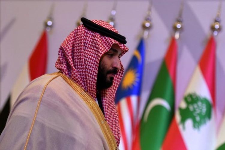 Putra Mahkota Arab Saudi sekaligus Menteri Pertahanan, Pangeran Mohammed bin Salman saat menghadiri pertemuan pertama menteri pertahanan dan pejabat 41 negara Islam untuk melawan terorisme, di Riyadh, Arab Saudi, Minggu (26/11/2017). (AFP/Fayez Nureldine)
