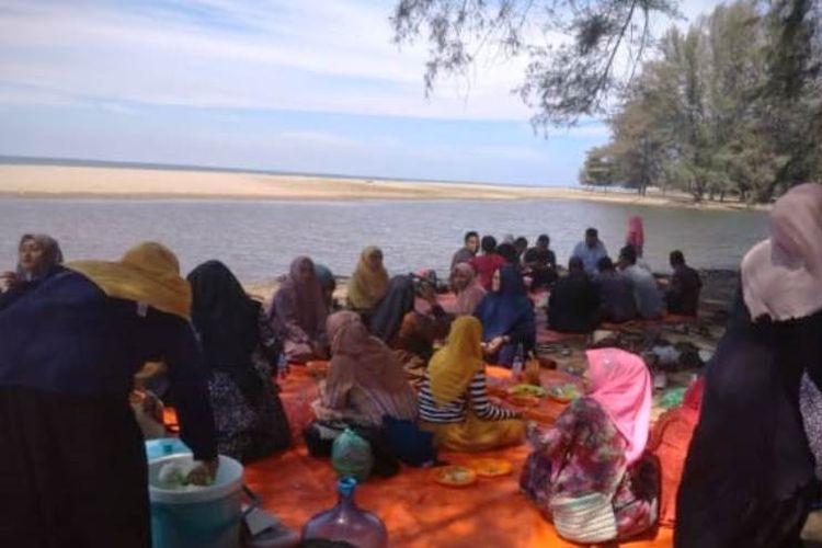 Sejumlah orang menggelar tikar di bibir Pantai Rancong, Desa Rancong, Kecamatan Muara Satu, Kota Lhokseumawe, Kamis (2/5/2019) 