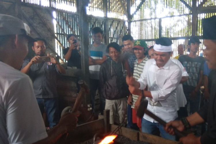 Cawagub Jabar Dedi Mulyadi, bertemu dengan pembuat perkakas pandai besi tradisional favoritnya di Karawang, Kamis (22/2/2018).