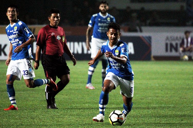 Pemain Persib Bandung, Gian Zola, saat melakoni pertandingan melawan Bhayangkara FC di Liga 1 2018, di Stadion Gelora Bandung Lautan Api (GBLA), Kota Bandung. (KOMPAS.com/SEPTIAN NUGRAHA)