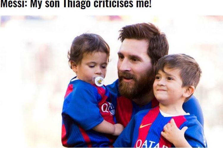 Penyerang Barcelona, Lionel Messi, menggendong dua putranya.