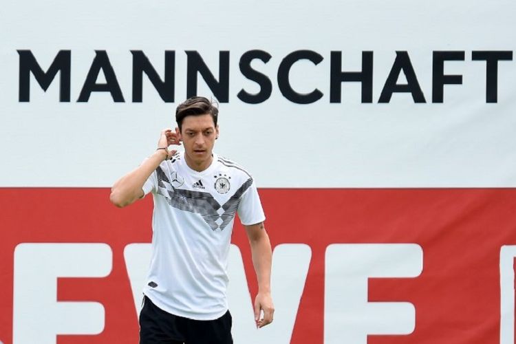 Gelandang timnas Jerman, Mesut Oezil. menjalani latihan ringan di Rungghof, 7 Juni 2018. 