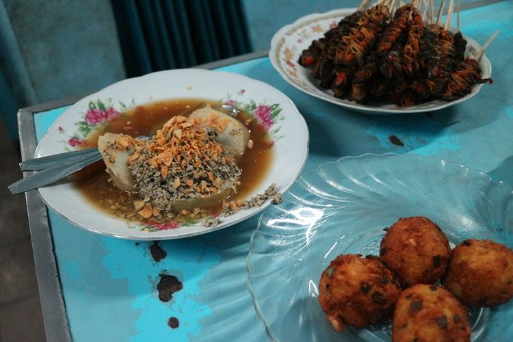  Seporsi lontong kupang dengan sate kerang dan lentho di Warung Lontong Kupang Bu Ning di bilangan Pasar Keraton, Pasuruan, Jawa Timur, Selasa (5/6/2018). Lontong kupang merupakan salah satu makanan khas Pasuruan