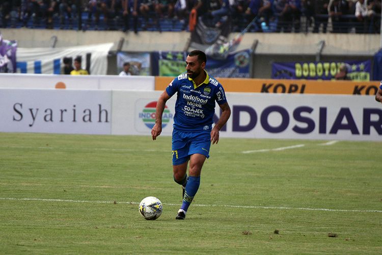 Pemain Persib Bandung, Artur Gevorkyan, saat tampil di laga melawan Madura United, di Stadion Si Jalak Harupat, Kabupaten Bandung, beberapa waktu lalu. 