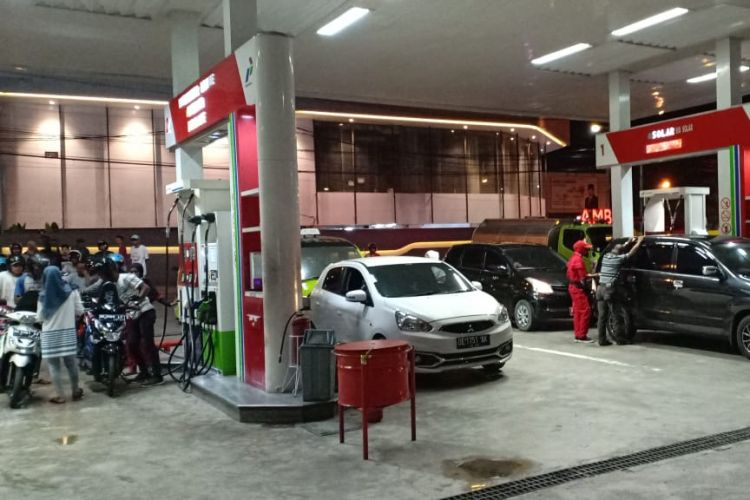 Aktifitas di SPBU Kebun Cengkeh, Kecamatan Sirimau, Ambon kembali beroperasi pascainsiden penabrakan dispens pompa bahan bakar minyak di SPBU tersebut, Selasa (22/1/2019)