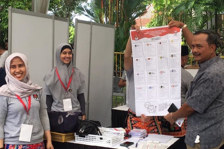 Petugas TPS menunjukan kepada Duta Besar Indonesia untuk Singapura Ngurah Swajaya surat suara Pemilihan Legislatif (pileg) 2019 yang akan dicoblos. (KOMPAS.com/ERICSSEN)
