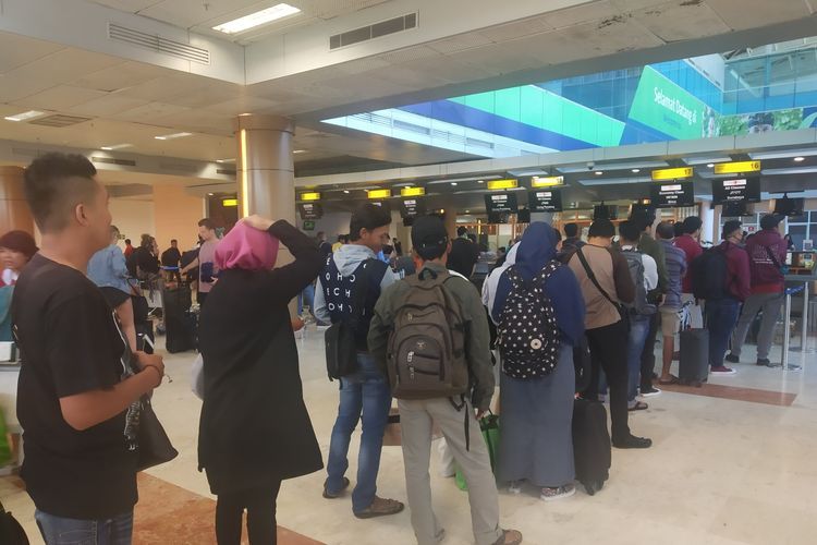 Suasana penumpang di ruang check in keberangkatan di Lombok Internasional Airport (LIA) Sabtu (1/6/201)