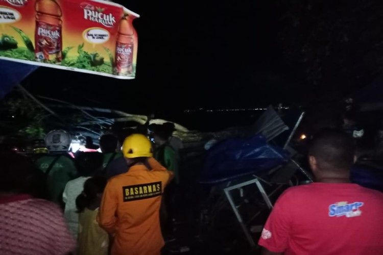 Tim Basarnas Manado saat melakukan evakuasi di lokasi kejadian.
