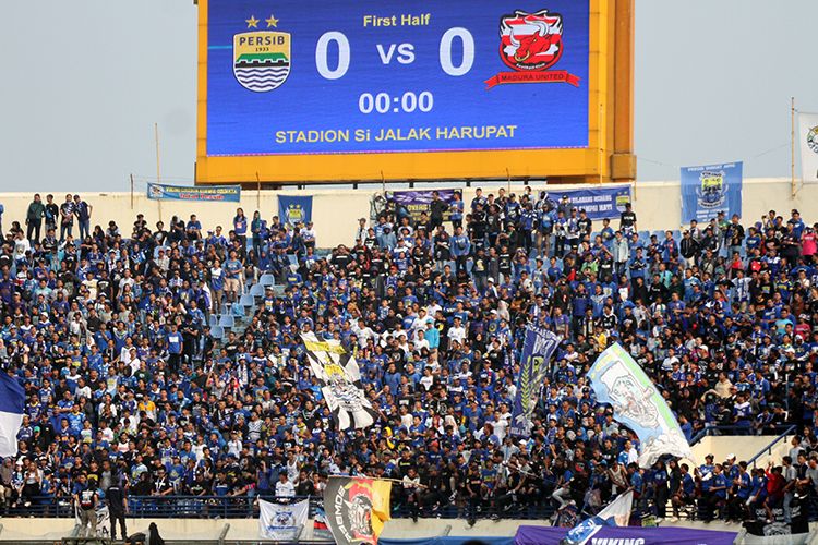 Bobotoh mendukung Persib Bandung saat berhadapan dengan Madura United di pekan kelima Liga 1 2019, di Stadion Si Jalak Harupat, Kabupaten Bandung, Minggu (23/6/2019). 