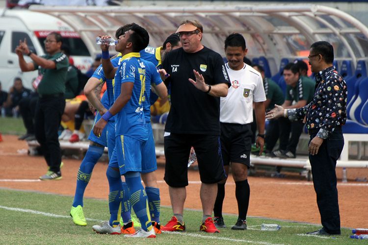 Pelatih Persib Bandung, Robert Alberts, memberikan arahan kepada pemainnya saat menghadapi Bhayangkara FC, di Stadion Si Jalak Harupat, Kabupaten Bandung, Minggu (30/6/2019). 