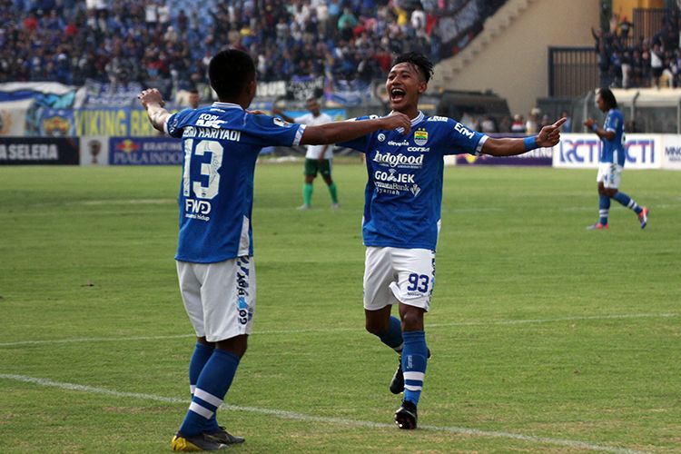Beckham Putra Nugraha merayakan golnya ke gawang Persiwa Wamena pada leg kedua 32 besar Piala Indonesia, di Stadion Si Jalak Harupat, beberapa waktu lalu.