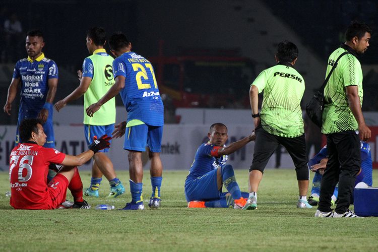 Pemain Persib Bandung larut dalam kekecewaan setelah ditahan imbang Tira-Persikabo pada pekan keempat Liga 1 2019, di Stadion Si Jalak Harupat, Kabupaten Bandung. 