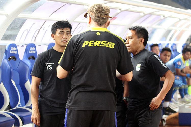 Tim Pelatih Persib Bandung berdiskusi sebelum pertandingan Persib vs Persipura pada pekan pertama Liga 1 2019, di Stadion Si Jalak Harupat, Kabupaten Bandung, beberapa waktu lalu. (KOMPAS.com/SEPTIAN NUGRAHA)