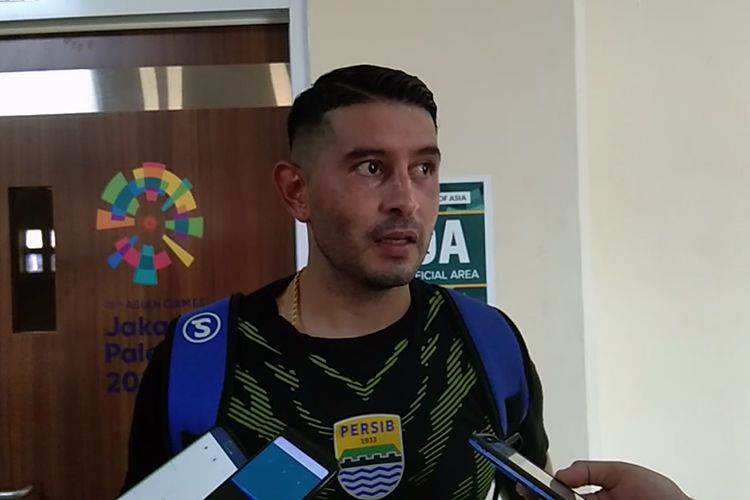 Pemain Persib Bandung, Esteban Vizcarra, saat diwawancarai wartawan di Stadion Si Jalak Harupat, Kabupaten Bandung, Sabtu (13/7/2019). 