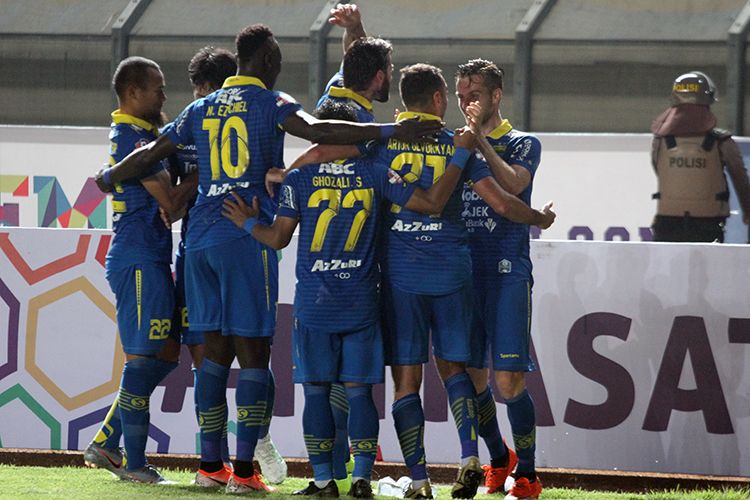 Para pemain Persib Bandung merayakan gol ke gawang Persipura Jayapura, di Stadion Si Jalak Harupat, Kabupaten Bandung, beberapa waktu lalu. (KOMPAS.com/SEPTIAN NUGRAHA) 