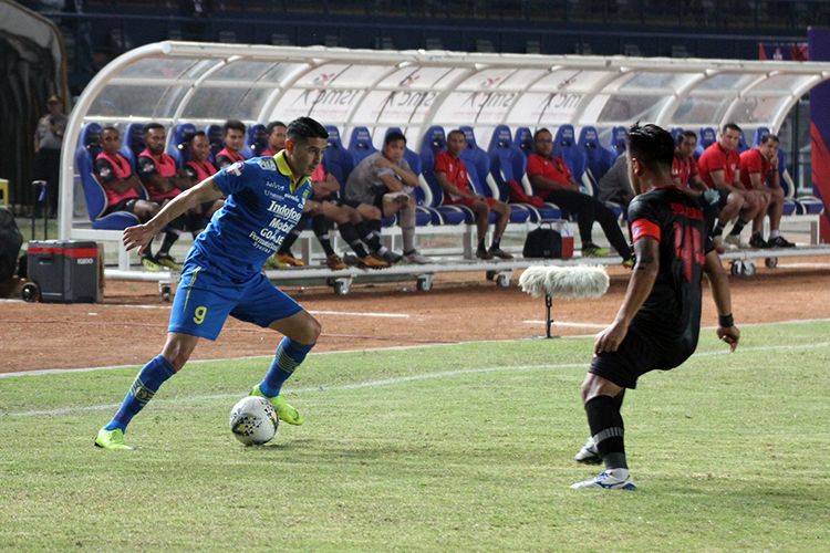 Esteban Vizcarra (biru), mencoba melewati hadangan I Gede Sukadana (hitam) saat Persib Bandung berhadapan dengan Kalteng Putra FC, di Stadion Si Jalak Harupat, Kabupaten Bandung, Selasa (16/7/2019).