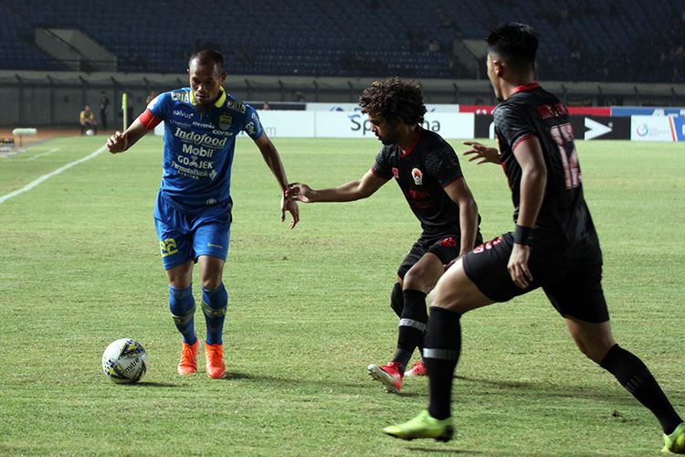 Kapten Persib Bandung, Supardi Nasir, mencoba melewati hadadang dua pemain Kalteng Putra FC, saat kedua tim bertemu, di Stadion Si Jalak Harupat, Kabupaten Bandung, Selasa (16/7/2019). (KOMPAS.com/SEPTIAN NUGRAHA)