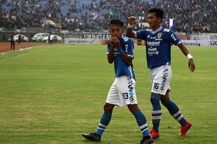 Beckham Putra Nugraha merayakan gol debut bersama tim senior Persib ke gawang Persiwa pada babak 32 besar Piala Indonesia, di Stadion Si Jalak Harupat, beberapa waktu lalu. (KOMPAS.com/SEPTIAN NUGRAHA