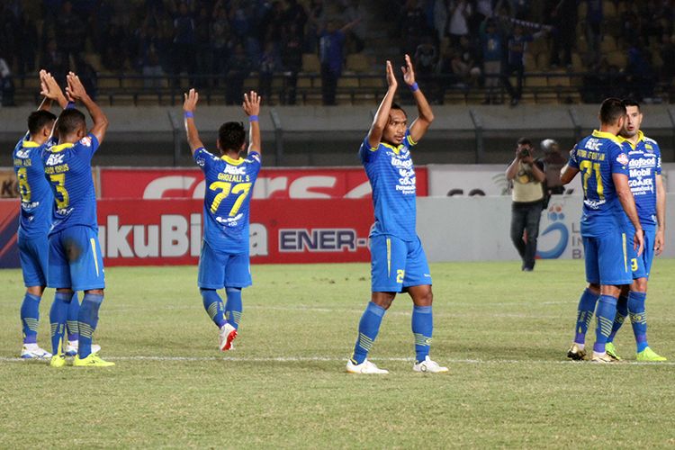 Para pemain Persib Bandung memberikan penghormatan kepada Bobotoh setelah mengalahkan Kalteng Putra FC, di Stadion Si Jalak Harupat, Kabupaten Bandung, Selasa (16/7/2019). (KOMPAS.com/SEPTIAN NUGRAHA)
