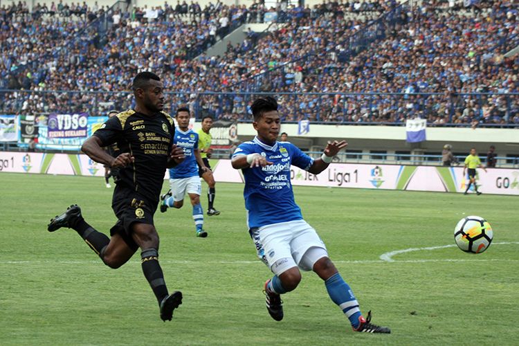 Indra Mustafa saat tampil bersama Persib Bandung di Liga 1 2018 menghadapi Sriwijaya FC, di Stadion Gelora Bandung Lautan Api, beberapa waktu lalu. (KOMPAS.com/SEPTIAN NUGRAHA)