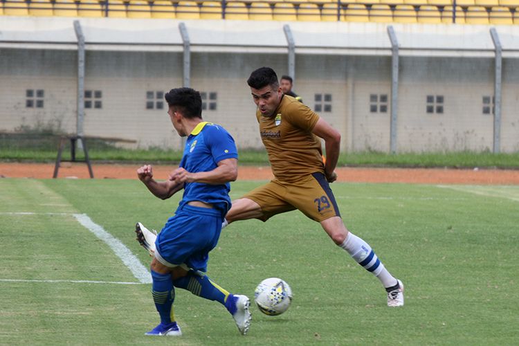 Pemain Persib Bandung, Fabiano Beltrame, saat memperkuat tim Blitar Bandung United.